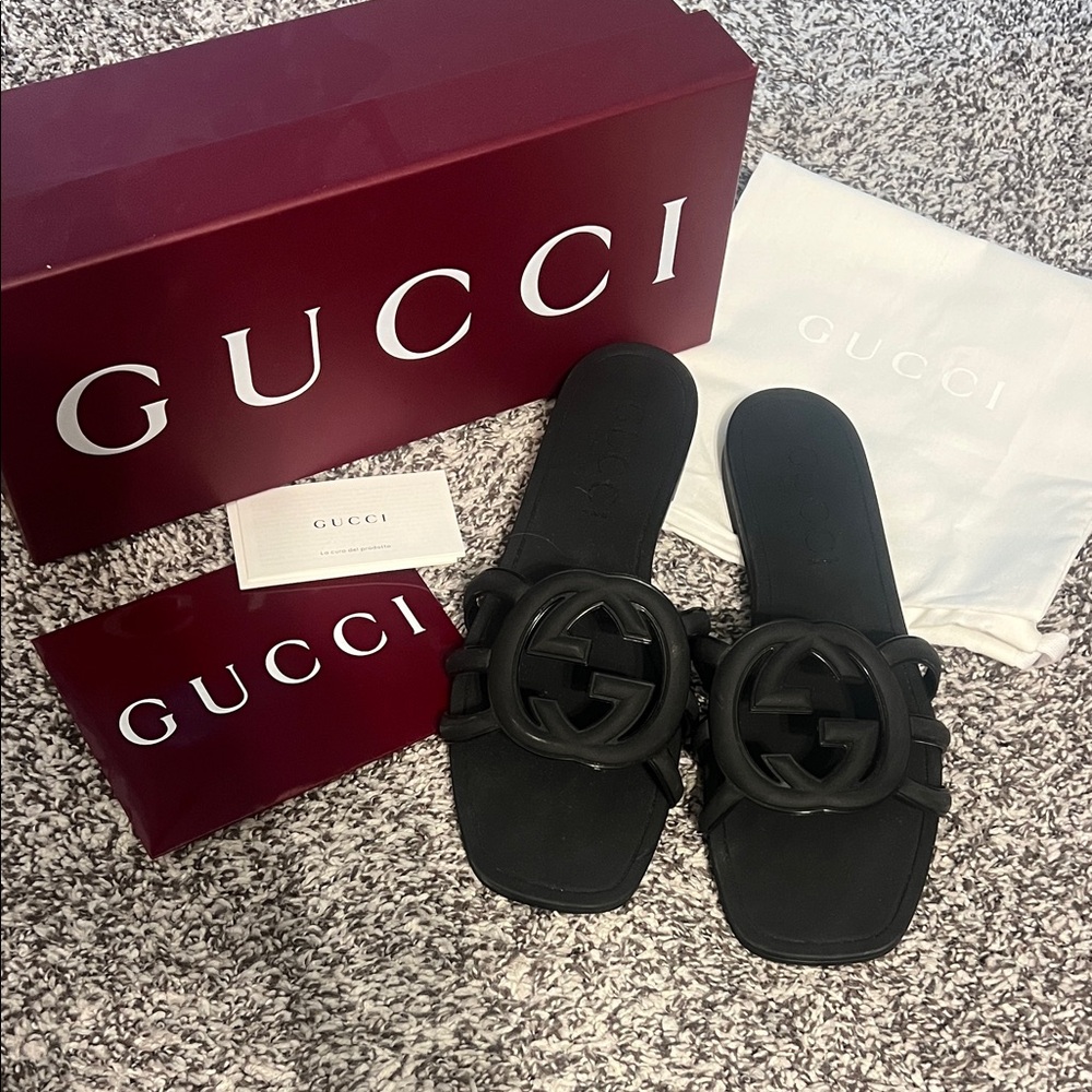 Like new, Gucci Black Logo Slide Sandals